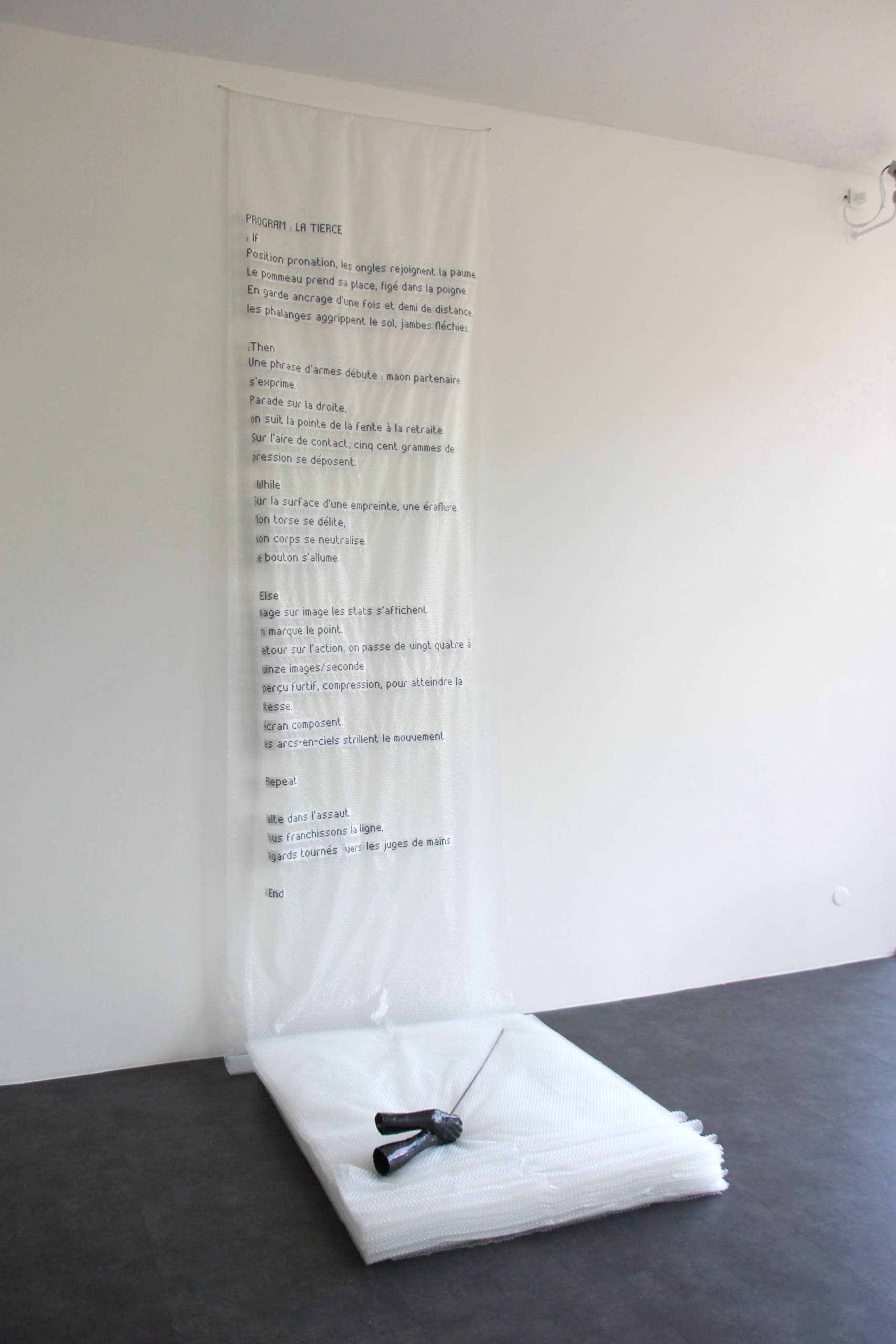 2022 La tierce, 2022 Résine, graphite, poudre de bronze, lame de fleuret, papier et papier bulle 320 x 100 x 120 cm ©Alexia Pouget